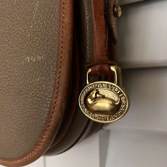 Vintage DOONEY & BOURKE Over & Under Taupe / English Tan Crossbody Bag - Picture 3 of 10